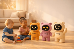 Enfants heureux d'interagir avec les robots compagnons Euno dans le salon.